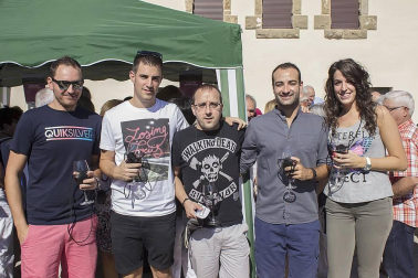 Por segundo año consecutivo, Cirauqui dedicó un día a ensalzar las bondades de sus vinos. Tras el pregón, se fueron sucediendo actividades como talleres de elaboración de mosto, visita a bodegas, catas guiadas o muestras sobre los diferentes tipos de uvas que se cultivan en la localidad.