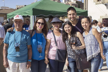 Por segundo año consecutivo, Cirauqui dedicó un día a ensalzar las bondades de sus vinos. Tras el pregón, se fueron sucediendo actividades como talleres de elaboración de mosto, visita a bodegas, catas guiadas o muestras sobre los diferentes tipos de uvas que se cultivan en la localidad.