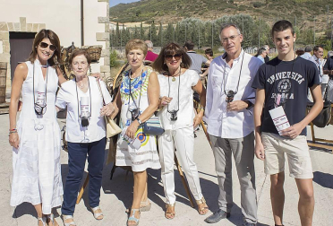 Por segundo año consecutivo, Cirauqui dedicó un día a ensalzar las bondades de sus vinos. Tras el pregón, se fueron sucediendo actividades como talleres de elaboración de mosto, visita a bodegas, catas guiadas o muestras sobre los diferentes tipos de uvas que se cultivan en la localidad.