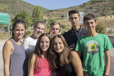 Por segundo año consecutivo, Cirauqui dedicó un día a ensalzar las bondades de sus vinos. Tras el pregón, se fueron sucediendo actividades como talleres de elaboración de mosto, visita a bodegas, catas guiadas o muestras sobre los diferentes tipos de uvas que se cultivan en la localidad.