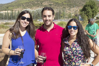 Por segundo año consecutivo, Cirauqui dedicó un día a ensalzar las bondades de sus vinos. Tras el pregón, se fueron sucediendo actividades como talleres de elaboración de mosto, visita a bodegas, catas guiadas o muestras sobre los diferentes tipos de uvas que se cultivan en la localidad.