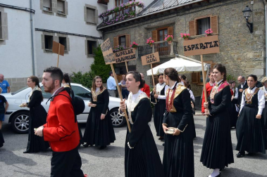 El pasado sábado día 3 se celebró el día del Valle de Salazar en Jaurrieta. Los catorce pueblos que conforman el valle desfilaron por las calles con sus trajes salacencos. Uno de los momentos más esperados fue el baile del Axuri Beltza, que interpretaron las 'neskas' de la localidad anfitriona. Homenajes, concierto y comida popular completaron la jornada.