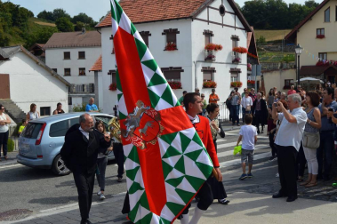 El pasado sábado día 3 se celebró el día del Valle de Salazar en Jaurrieta. Los catorce pueblos que conforman el valle desfilaron por las calles con sus trajes salacencos. Uno de los momentos más esperados fue el baile del Axuri Beltza, que interpretaron las 'neskas' de la localidad anfitriona. Homenajes, concierto y comida popular completaron la jornada.