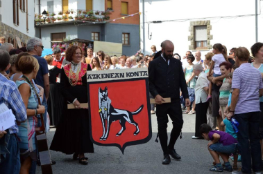 El pasado sábado día 3 se celebró el día del Valle de Salazar en Jaurrieta. Los catorce pueblos que conforman el valle desfilaron por las calles con sus trajes salacencos. Uno de los momentos más esperados fue el baile del Axuri Beltza, que interpretaron las 'neskas' de la localidad anfitriona. Homenajes, concierto y comida popular completaron la jornada.