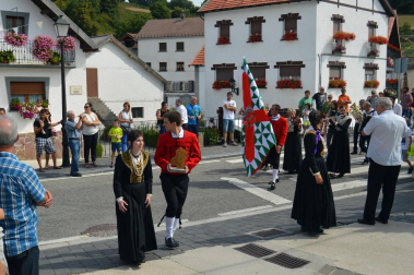 El pasado sábado día 3 se celebró el día del Valle de Salazar en Jaurrieta. Los catorce pueblos que conforman el valle desfilaron por las calles con sus trajes salacencos. Uno de los momentos más esperados fue el baile del Axuri Beltza, que interpretaron las 'neskas' de la localidad anfitriona. Homenajes, concierto y comida popular completaron la jornada.