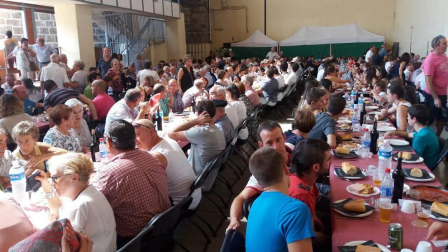 El pasado sábado día 3 se celebró el día del Valle de Salazar en Jaurrieta. Los catorce pueblos que conforman el valle desfilaron por las calles con sus trajes salacencos. Uno de los momentos más esperados fue el baile del Axuri Beltza, que interpretaron las 'neskas' de la localidad anfitriona. Homenajes, concierto y comida popular completaron la jornada.