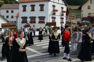 El pasado sábado día 3 se celebró el día del Valle de Salazar en Jaurrieta. Los catorce pueblos que conforman el valle desfilaron por las calles con sus trajes salacencos. Uno de los momentos más esperados fue el baile del Axuri Beltza, que interpretaron las 'neskas' de la localidad anfitriona. Homenajes, concierto y comida popular completaron la jornada.