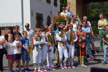 El pasado sábado día 3 se celebró el día del Valle de Salazar en Jaurrieta. Los catorce pueblos que conforman el valle desfilaron por las calles con sus trajes salacencos. Uno de los momentos más esperados fue el baile del Axuri Beltza, que interpretaron las 'neskas' de la localidad anfitriona. Homenajes, concierto y comida popular completaron la jornada.