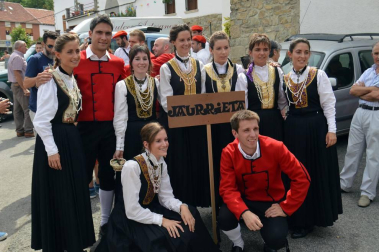 El pasado sábado día 3 se celebró el día del Valle de Salazar en Jaurrieta. Los catorce pueblos que conforman el valle desfilaron por las calles con sus trajes salacencos. Uno de los momentos más esperados fue el baile del Axuri Beltza, que interpretaron las 'neskas' de la localidad anfitriona. Homenajes, concierto y comida popular completaron la jornada.