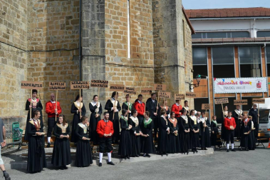 El pasado sábado día 3 se celebró el día del Valle de Salazar en Jaurrieta. Los catorce pueblos que conforman el valle desfilaron por las calles con sus trajes salacencos. Uno de los momentos más esperados fue el baile del Axuri Beltza, que interpretaron las 'neskas' de la localidad anfitriona. Homenajes, concierto y comida popular completaron la jornada.
