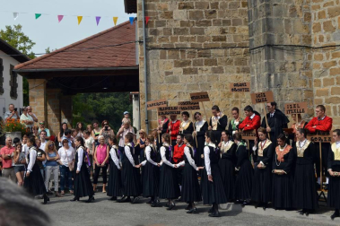El pasado sábado día 3 se celebró el día del Valle de Salazar en Jaurrieta. Los catorce pueblos que conforman el valle desfilaron por las calles con sus trajes salacencos. Uno de los momentos más esperados fue el baile del Axuri Beltza, que interpretaron las 'neskas' de la localidad anfitriona. Homenajes, concierto y comida popular completaron la jornada.