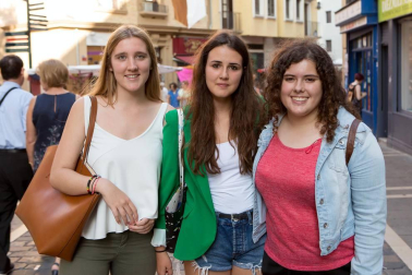 Un año más, Pamplona ha celebrado la fiesta que recuerda la unión de sus burgos. El mercado medieval ambientó las principales calles del Casco Viejo. Un lugar perfecto para un paseo tranquilo disfrutando del trabajo de artesanos de diferentes gremios y el ambiente inconfundible de esta fiesta tradicional.