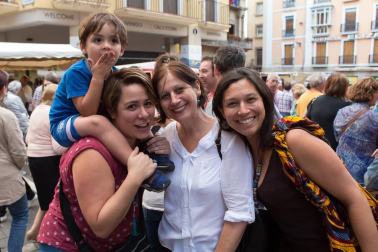 Un año más, Pamplona ha celebrado la fiesta que recuerda la unión de sus burgos. El mercado medieval ambientó las principales calles del Casco Viejo. Un lugar perfecto para un paseo tranquilo disfrutando del trabajo de artesanos de diferentes gremios y el ambiente inconfundible de esta fiesta tradicional.