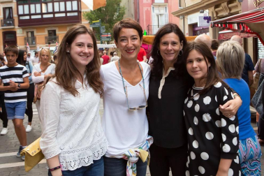 Un año más, Pamplona ha celebrado la fiesta que recuerda la unión de sus burgos. El mercado medieval ambientó las principales calles del Casco Viejo. Un lugar perfecto para un paseo tranquilo disfrutando del trabajo de artesanos de diferentes gremios y el ambiente inconfundible de esta fiesta tradicional.