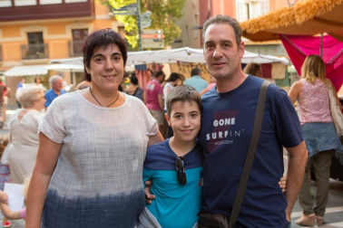 Un año más, Pamplona ha celebrado la fiesta que recuerda la unión de sus burgos. El mercado medieval ambientó las principales calles del Casco Viejo. Un lugar perfecto para un paseo tranquilo disfrutando del trabajo de artesanos de diferentes gremios y el ambiente inconfundible de esta fiesta tradicional.
