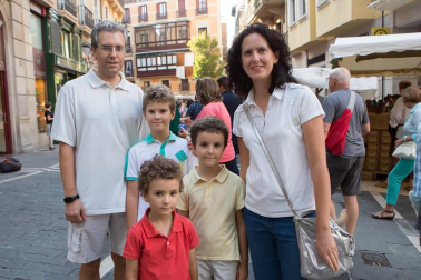 Un año más, Pamplona ha celebrado la fiesta que recuerda la unión de sus burgos. El mercado medieval ambientó las principales calles del Casco Viejo. Un lugar perfecto para un paseo tranquilo disfrutando del trabajo de artesanos de diferentes gremios y el ambiente inconfundible de esta fiesta tradicional.