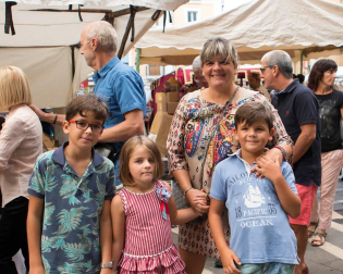 Un año más, Pamplona ha celebrado la fiesta que recuerda la unión de sus burgos. El mercado medieval ambientó las principales calles del Casco Viejo. Un lugar perfecto para un paseo tranquilo disfrutando del trabajo de artesanos de diferentes gremios y el ambiente inconfundible de esta fiesta tradicional.