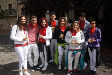 Huarte se encuentra inmersa en sus fiestas de hermandad 2016, que se abrieron el sábado 17 de septiembre con el lanzamiento del cohete anunciador. Una representación del voluntariado de Huarte fue la que tuvo el honor de prender la mecha de este inicio festivo. Posteriormente, la Fanfarre Ardanbera, la Comparsa de Gigantes y Cabezudos y los Gaiteros de Huarte animaron con su música y bailes a los vecinos presentes.