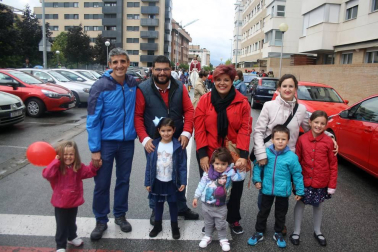 Huarte se encuentra inmersa en sus fiestas de hermandad 2016, que se abrieron el sábado 17 de septiembre con el lanzamiento del cohete anunciador. Una representación del voluntariado de Huarte fue la que tuvo el honor de prender la mecha de este inicio festivo. Posteriormente, la Fanfarre Ardanbera, la Comparsa de Gigantes y Cabezudos y los Gaiteros de Huarte animaron con su música y bailes a los vecinos presentes.