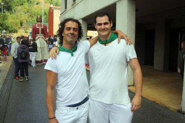 Huarte se encuentra inmersa en sus fiestas de hermandad 2016, que se abrieron el sábado 17 de septiembre con el lanzamiento del cohete anunciador. Una representación del voluntariado de Huarte fue la que tuvo el honor de prender la mecha de este inicio festivo. Posteriormente, la Fanfarre Ardanbera, la Comparsa de Gigantes y Cabezudos y los Gaiteros de Huarte animaron con su música y bailes a los vecinos presentes.