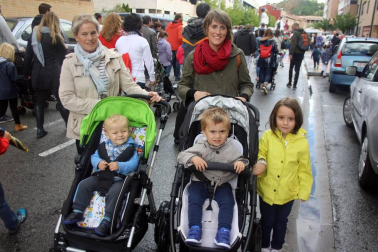 Huarte se encuentra inmersa en sus fiestas de hermandad 2016, que se abrieron el sábado 17 de septiembre con el lanzamiento del cohete anunciador. Una representación del voluntariado de Huarte fue la que tuvo el honor de prender la mecha de este inicio festivo. Posteriormente, la Fanfarre Ardanbera, la Comparsa de Gigantes y Cabezudos y los Gaiteros de Huarte animaron con su música y bailes a los vecinos presentes.