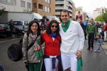 Huarte se encuentra inmersa en sus fiestas de hermandad 2016, que se abrieron el sábado 17 de septiembre con el lanzamiento del cohete anunciador. Una representación del voluntariado de Huarte fue la que tuvo el honor de prender la mecha de este inicio festivo. Posteriormente, la Fanfarre Ardanbera, la Comparsa de Gigantes y Cabezudos y los Gaiteros de Huarte animaron con su música y bailes a los vecinos presentes.