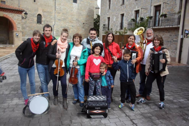 Huarte se encuentra inmersa en sus fiestas de hermandad 2016, que se abrieron el sábado 17 de septiembre con el lanzamiento del cohete anunciador. Una representación del voluntariado de Huarte fue la que tuvo el honor de prender la mecha de este inicio festivo. Posteriormente, la Fanfarre Ardanbera, la Comparsa de Gigantes y Cabezudos y los Gaiteros de Huarte animaron con su música y bailes a los vecinos presentes.