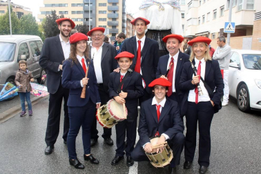 Huarte se encuentra inmersa en sus fiestas de hermandad 2016, que se abrieron el sábado 17 de septiembre con el lanzamiento del cohete anunciador. Una representación del voluntariado de Huarte fue la que tuvo el honor de prender la mecha de este inicio festivo. Posteriormente, la Fanfarre Ardanbera, la Comparsa de Gigantes y Cabezudos y los Gaiteros de Huarte animaron con su música y bailes a los vecinos presentes.