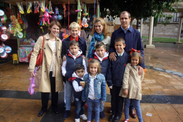 Huarte se encuentra inmersa en sus fiestas de hermandad 2016, que se abrieron el sábado 17 de septiembre con el lanzamiento del cohete anunciador. Una representación del voluntariado de Huarte fue la que tuvo el honor de prender la mecha de este inicio festivo. Posteriormente, la Fanfarre Ardanbera, la Comparsa de Gigantes y Cabezudos y los Gaiteros de Huarte animaron con su música y bailes a los vecinos presentes.