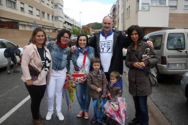 Huarte se encuentra inmersa en sus fiestas de hermandad 2016, que se abrieron el sábado 17 de septiembre con el lanzamiento del cohete anunciador. Una representación del voluntariado de Huarte fue la que tuvo el honor de prender la mecha de este inicio festivo. Posteriormente, la Fanfarre Ardanbera, la Comparsa de Gigantes y Cabezudos y los Gaiteros de Huarte animaron con su música y bailes a los vecinos presentes.