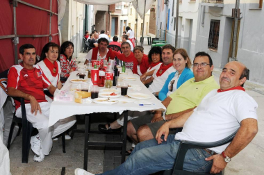 El viernes 16 de septiembre, dentro del programa de fiestas, se celebró en Cárcar una comida popular a base de pochas y codornices, en colaboración con el Txustillo. El Ayuntamiento repartió pan, vino y guindillas y los vecinos pusieron el resto. La sobremesa estuvo amenizada por la orquesta 'Conexión'. Una previa perfecta para enfrentarse, ya a la tarde, al popular 'Grand Prix' y a la actuación, hasta la madrugada de la misma orquesta.