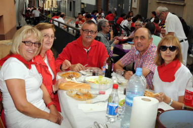El viernes 16 de septiembre, dentro del programa de fiestas, se celebró en Cárcar una comida popular a base de pochas y codornices, en colaboración con el Txustillo. El Ayuntamiento repartió pan, vino y guindillas y los vecinos pusieron el resto. La sobremesa estuvo amenizada por la orquesta 'Conexión'. Una previa perfecta para enfrentarse, ya a la tarde, al popular 'Grand Prix' y a la actuación, hasta la madrugada de la misma orquesta.