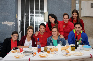 El viernes 16 de septiembre, dentro del programa de fiestas, se celebró en Cárcar una comida popular a base de pochas y codornices, en colaboración con el Txustillo. El Ayuntamiento repartió pan, vino y guindillas y los vecinos pusieron el resto. La sobremesa estuvo amenizada por la orquesta 'Conexión'. Una previa perfecta para enfrentarse, ya a la tarde, al popular 'Grand Prix' y a la actuación, hasta la madrugada de la misma orquesta.