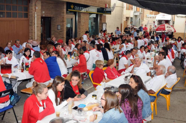 El viernes 16 de septiembre, dentro del programa de fiestas, se celebró en Cárcar una comida popular a base de pochas y codornices, en colaboración con el Txustillo. El Ayuntamiento repartió pan, vino y guindillas y los vecinos pusieron el resto. La sobremesa estuvo amenizada por la orquesta 'Conexión'. Una previa perfecta para enfrentarse, ya a la tarde, al popular 'Grand Prix' y a la actuación, hasta la madrugada de la misma orquesta.