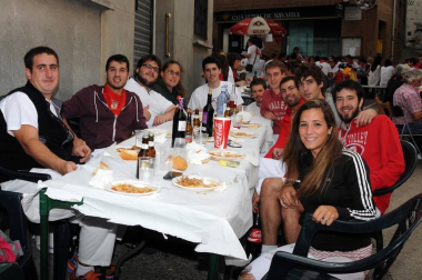 El viernes 16 de septiembre, dentro del programa de fiestas, se celebró en Cárcar una comida popular a base de pochas y codornices, en colaboración con el Txustillo. El Ayuntamiento repartió pan, vino y guindillas y los vecinos pusieron el resto. La sobremesa estuvo amenizada por la orquesta 'Conexión'. Una previa perfecta para enfrentarse, ya a la tarde, al popular 'Grand Prix' y a la actuación, hasta la madrugada de la misma orquesta.