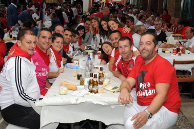 El viernes 16 de septiembre, dentro del programa de fiestas, se celebró en Cárcar una comida popular a base de pochas y codornices, en colaboración con el Txustillo. El Ayuntamiento repartió pan, vino y guindillas y los vecinos pusieron el resto. La sobremesa estuvo amenizada por la orquesta 'Conexión'. Una previa perfecta para enfrentarse, ya a la tarde, al popular 'Grand Prix' y a la actuación, hasta la madrugada de la misma orquesta.