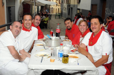 El viernes 16 de septiembre, dentro del programa de fiestas, se celebró en Cárcar una comida popular a base de pochas y codornices, en colaboración con el Txustillo. El Ayuntamiento repartió pan, vino y guindillas y los vecinos pusieron el resto. La sobremesa estuvo amenizada por la orquesta 'Conexión'. Una previa perfecta para enfrentarse, ya a la tarde, al popular 'Grand Prix' y a la actuación, hasta la madrugada de la misma orquesta.