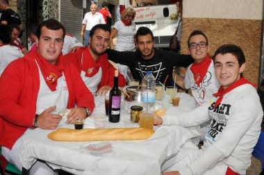 El viernes 16 de septiembre, dentro del programa de fiestas, se celebró en Cárcar una comida popular a base de pochas y codornices, en colaboración con el Txustillo. El Ayuntamiento repartió pan, vino y guindillas y los vecinos pusieron el resto. La sobremesa estuvo amenizada por la orquesta 'Conexión'. Una previa perfecta para enfrentarse, ya a la tarde, al popular 'Grand Prix' y a la actuación, hasta la madrugada de la misma orquesta.