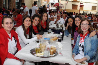 El viernes 16 de septiembre, dentro del programa de fiestas, se celebró en Cárcar una comida popular a base de pochas y codornices, en colaboración con el Txustillo. El Ayuntamiento repartió pan, vino y guindillas y los vecinos pusieron el resto. La sobremesa estuvo amenizada por la orquesta 'Conexión'. Una previa perfecta para enfrentarse, ya a la tarde, al popular 'Grand Prix' y a la actuación, hasta la madrugada de la misma orquesta.