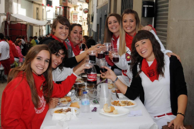 El viernes 16 de septiembre, dentro del programa de fiestas, se celebró en Cárcar una comida popular a base de pochas y codornices, en colaboración con el Txustillo. El Ayuntamiento repartió pan, vino y guindillas y los vecinos pusieron el resto. La sobremesa estuvo amenizada por la orquesta 'Conexión'. Una previa perfecta para enfrentarse, ya a la tarde, al popular 'Grand Prix' y a la actuación, hasta la madrugada de la misma orquesta.