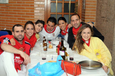 El viernes 16 de septiembre, dentro del programa de fiestas, se celebró en Cárcar una comida popular a base de pochas y codornices, en colaboración con el Txustillo. El Ayuntamiento repartió pan, vino y guindillas y los vecinos pusieron el resto. La sobremesa estuvo amenizada por la orquesta 'Conexión'. Una previa perfecta para enfrentarse, ya a la tarde, al popular 'Grand Prix' y a la actuación, hasta la madrugada de la misma orquesta.