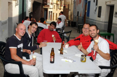 El viernes 16 de septiembre, dentro del programa de fiestas, se celebró en Cárcar una comida popular a base de pochas y codornices, en colaboración con el Txustillo. El Ayuntamiento repartió pan, vino y guindillas y los vecinos pusieron el resto. La sobremesa estuvo amenizada por la orquesta 'Conexión'. Una previa perfecta para enfrentarse, ya a la tarde, al popular 'Grand Prix' y a la actuación, hasta la madrugada de la misma orquesta.
