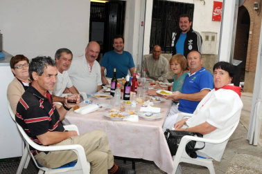 El viernes 16 de septiembre, dentro del programa de fiestas, se celebró en Cárcar una comida popular a base de pochas y codornices, en colaboración con el Txustillo. El Ayuntamiento repartió pan, vino y guindillas y los vecinos pusieron el resto. La sobremesa estuvo amenizada por la orquesta 'Conexión'. Una previa perfecta para enfrentarse, ya a la tarde, al popular 'Grand Prix' y a la actuación, hasta la madrugada de la misma orquesta.