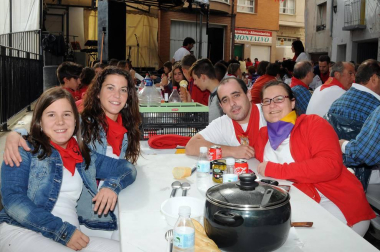 El viernes 16 de septiembre, dentro del programa de fiestas, se celebró en Cárcar una comida popular a base de pochas y codornices, en colaboración con el Txustillo. El Ayuntamiento repartió pan, vino y guindillas y los vecinos pusieron el resto. La sobremesa estuvo amenizada por la orquesta 'Conexión'. Una previa perfecta para enfrentarse, ya a la tarde, al popular 'Grand Prix' y a la actuación, hasta la madrugada de la misma orquesta.