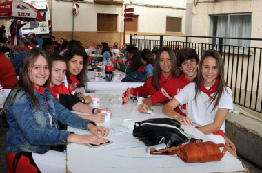 El viernes 16 de septiembre, dentro del programa de fiestas, se celebró en Cárcar una comida popular a base de pochas y codornices, en colaboración con el Txustillo. El Ayuntamiento repartió pan, vino y guindillas y los vecinos pusieron el resto. La sobremesa estuvo amenizada por la orquesta 'Conexión'. Una previa perfecta para enfrentarse, ya a la tarde, al popular 'Grand Prix' y a la actuación, hasta la madrugada de la misma orquesta.