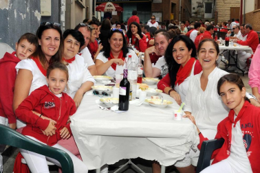 El viernes 16 de septiembre, dentro del programa de fiestas, se celebró en Cárcar una comida popular a base de pochas y codornices, en colaboración con el Txustillo. El Ayuntamiento repartió pan, vino y guindillas y los vecinos pusieron el resto. La sobremesa estuvo amenizada por la orquesta 'Conexión'. Una previa perfecta para enfrentarse, ya a la tarde, al popular 'Grand Prix' y a la actuación, hasta la madrugada de la misma orquesta.