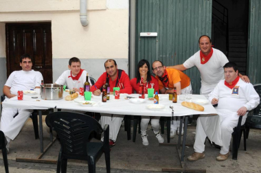 El viernes 16 de septiembre, dentro del programa de fiestas, se celebró en Cárcar una comida popular a base de pochas y codornices, en colaboración con el Txustillo. El Ayuntamiento repartió pan, vino y guindillas y los vecinos pusieron el resto. La sobremesa estuvo amenizada por la orquesta 'Conexión'. Una previa perfecta para enfrentarse, ya a la tarde, al popular 'Grand Prix' y a la actuación, hasta la madrugada de la misma orquesta.