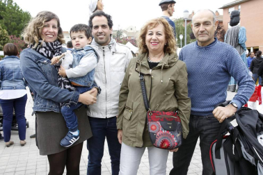 Del 14 al 18 de septiembre Zizur Mayor ha celebrado sus fiestas, con un animado ambiente a pesar de las inclemencias meteorológicas. Uno de los espacios más visitados fue la feria de oficios artesanos, que se celebró en la plaza de la Casa de Cultura el domingo y que contó, además, con la presencia durante el pasacalles de la comparsa de gigantes y cabezudos local.