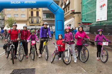 Del 16 al 22 de septiembre Pamplona ha celebrando la Semana Europea de la Movilidad. Una de las actividades que tradicionalmente más gente atrae es la marcha ciclista popular que en esta ocasión se vio empañada por la lluvia. A pesar de ello, un buen grupo de valientes partió desde la plaza del Castillo hasta la UPNA para reivindicar un modelo de transporte urbano más sostenible.