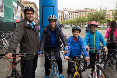Del 16 al 22 de septiembre Pamplona ha celebrando la Semana Europea de la Movilidad. Una de las actividades que tradicionalmente más gente atrae es la marcha ciclista popular que en esta ocasión se vio empañada por la lluvia. A pesar de ello, un buen grupo de valientes partió desde la plaza del Castillo hasta la UPNA para reivindicar un modelo de transporte urbano más sostenible.